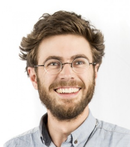 A headshot of Benjamin Bach.