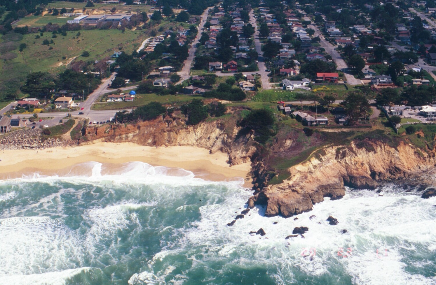 Photograph of the southern shore of Montara, California, dated April 1998.  (Photograph courtesy of the USGS)