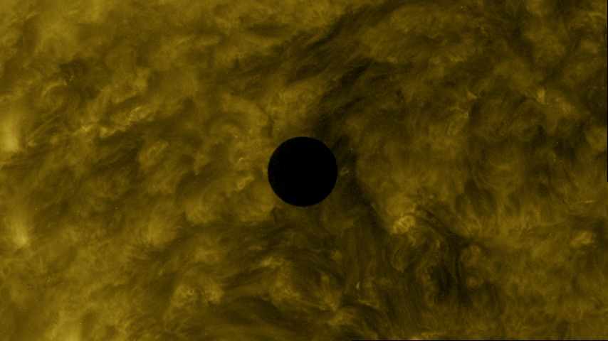 Full disk and tracking view from AIA 171 &Aring;ngstroms.