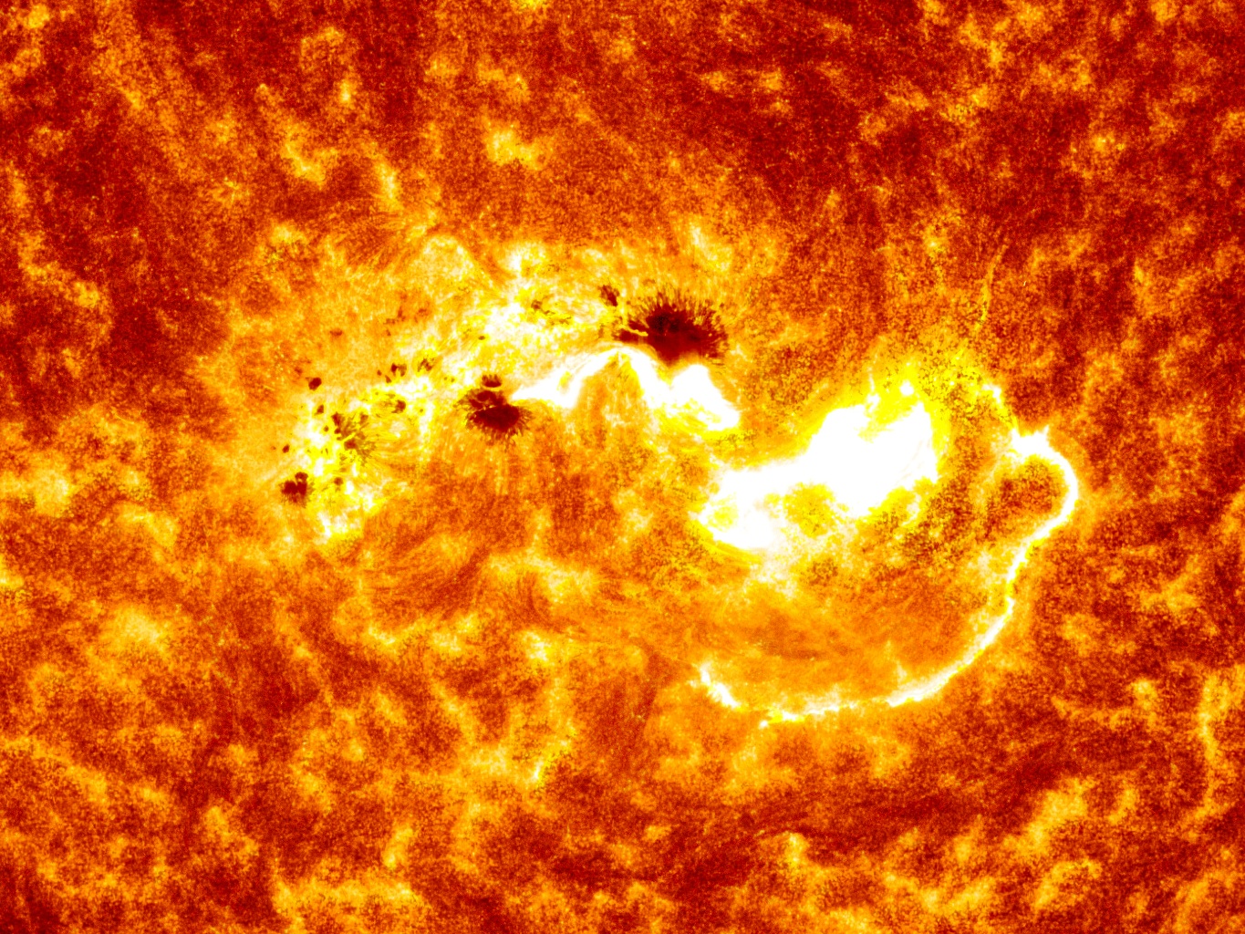 Вспышки на солнце сегодня в реальном времени. Звезда протуберанцы. Поверхность солнца. Солнечные пятна и факелы. Факелы на солнце.