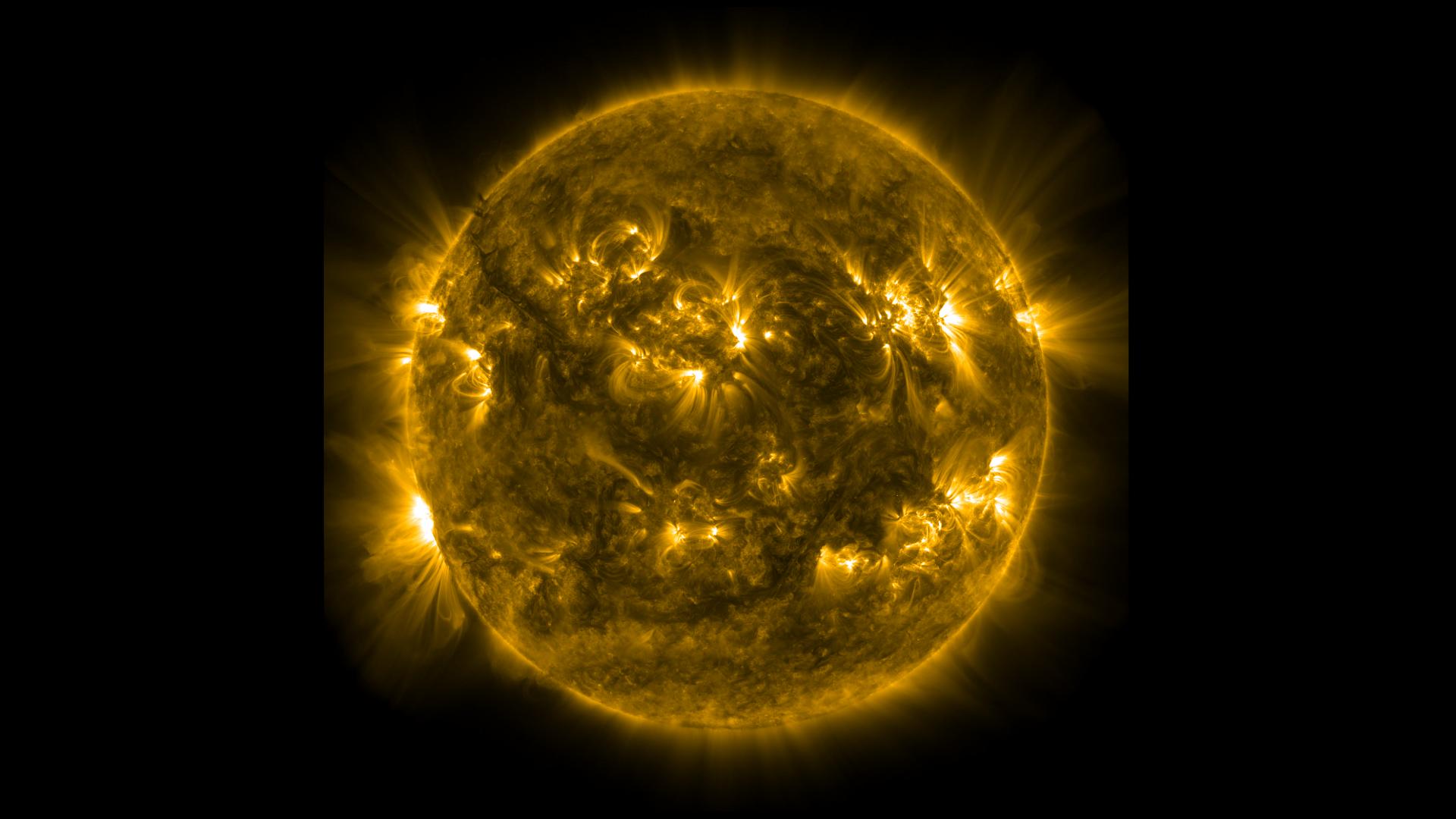 10 апреля солнце. Новые снимки солнца. Солнце с 10 лучами. Солнце 10 15. Солнце и Луна фото.